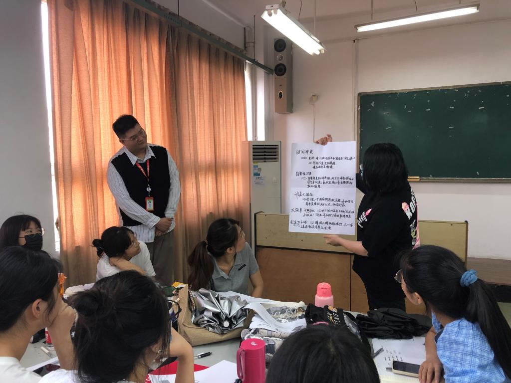 学而思网校培训师赴外语外事学院小学英语教学实训课堂开展线上直播