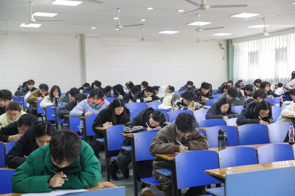 严守考纪 护航收官——我校期末考试顺利开考，校领导深入考场巡查