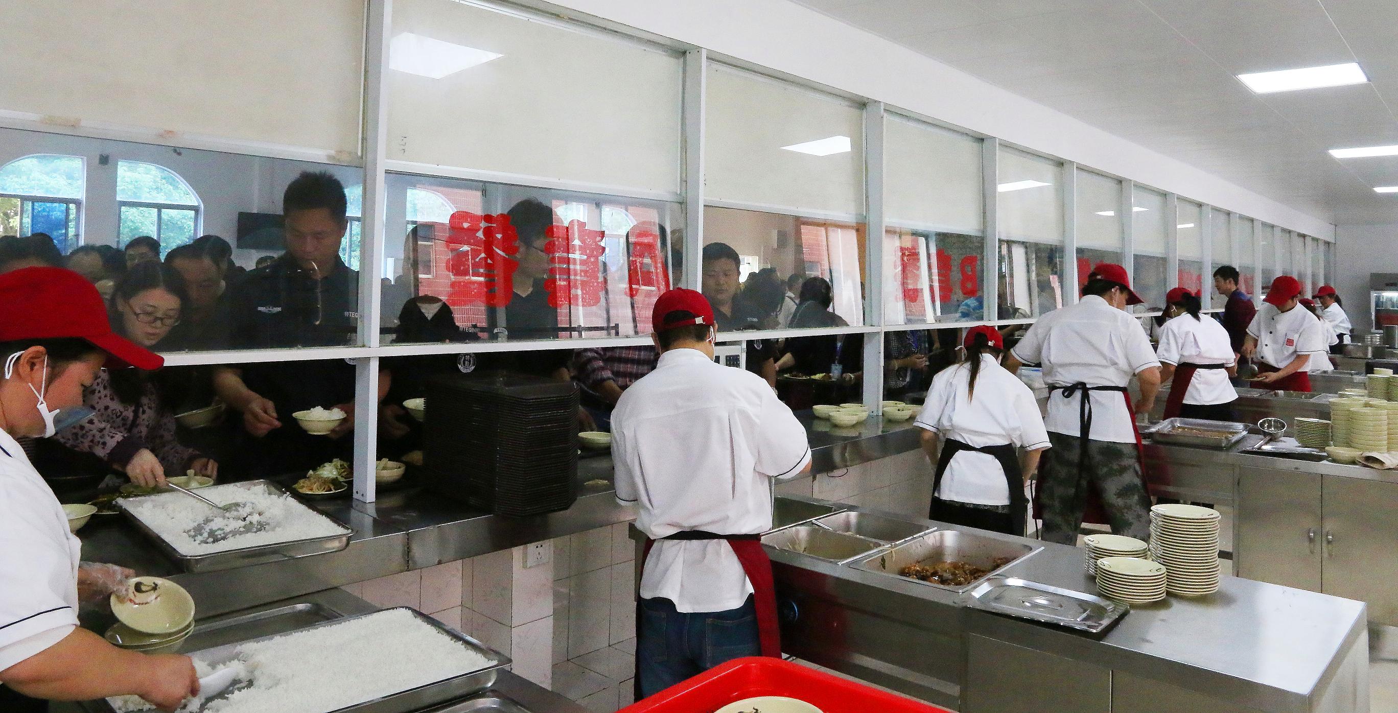 职工小食堂凸显大关爱-湖北商贸学院
